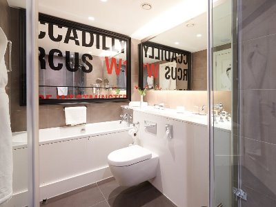 bathroom - hotel the dilly - london, united kingdom