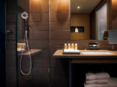 bathroom - hotel pullman london st pancras - london, united kingdom