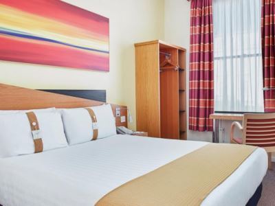 bedroom - hotel holiday inn express london-victoria - london, united kingdom