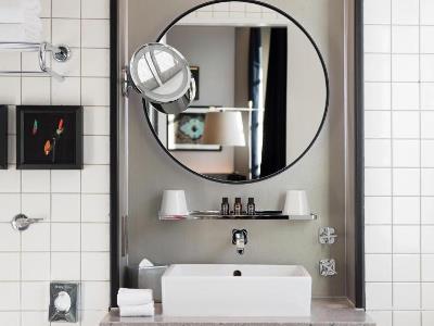 bathroom - hotel trafalgar st. james - london, united kingdom