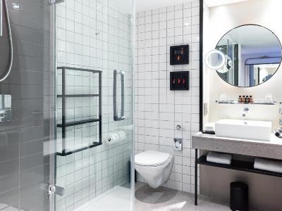 bathroom 1 - hotel trafalgar st. james - london, united kingdom