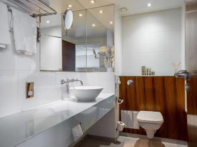 bathroom - hotel holiday inn london - camden lock - london, united kingdom