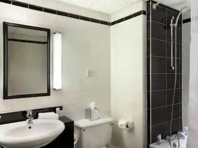 bathroom - hotel hilton london olympia - london, united kingdom