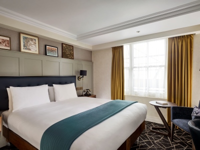bedroom - hotel 100 queen's gate curio collection hilton - london, united kingdom