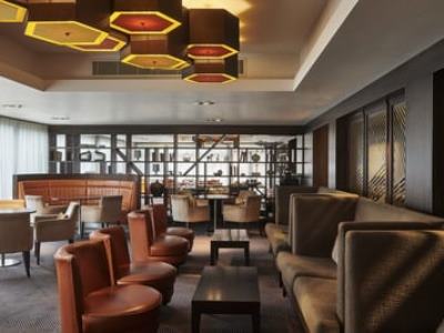 bar - hotel doubletree by hilton london - ealing - london, united kingdom