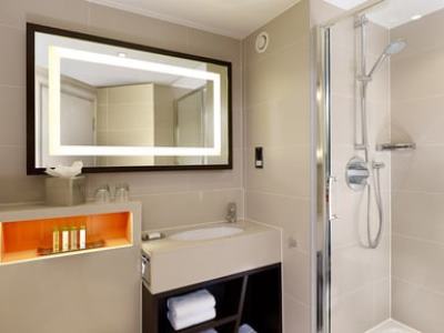 bathroom - hotel doubletree by hilton london - ealing - london, united kingdom