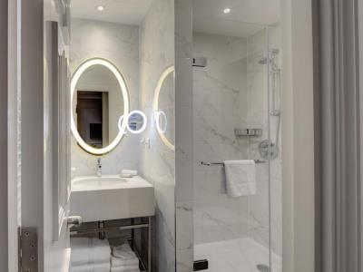 bathroom - hotel hilton london euston - london, united kingdom