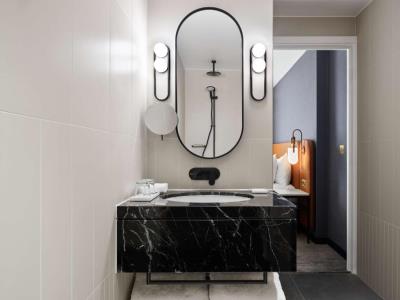 bathroom - hotel hyatt regency london stratford - london, united kingdom