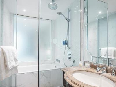 bathroom - hotel dorsett shepherds bush - london, united kingdom