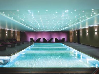indoor pool - hotel hilton london syon park - london, united kingdom