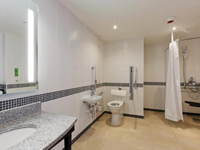 bathroom - hotel hampton by hilton london waterloo - london, united kingdom