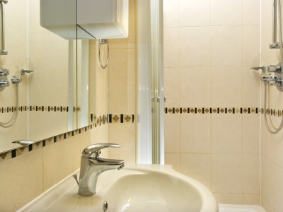 bathroom - hotel st georges inn victoria - london, united kingdom