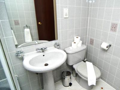 bathroom - hotel alexandra - london, united kingdom