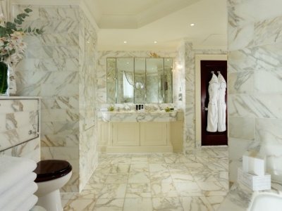 bathroom - hotel the dorchester - london, united kingdom