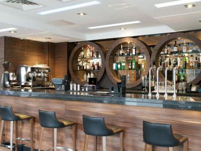 bar - hotel doubletree by hilton london victoria - london, united kingdom