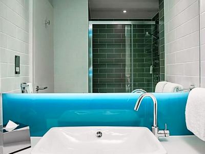 bathroom - hotel holiday inn express derry-londonderry - londonderry-n.irl, united kingdom