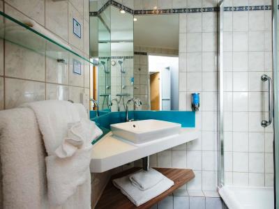 bathroom 1 - hotel holiday inn express luton airport - luton, united kingdom