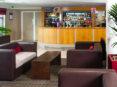 bar - hotel holiday inn express luton airport - luton, united kingdom