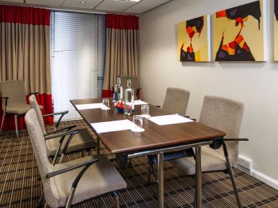 conference room - hotel holiday inn express luton airport - luton, united kingdom