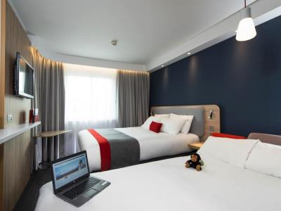 bedroom - hotel holiday inn express luton airport - luton, united kingdom