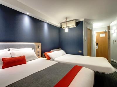 bedroom 1 - hotel holiday inn express luton airport - luton, united kingdom