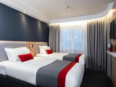 bedroom 2 - hotel holiday inn express luton airport - luton, united kingdom