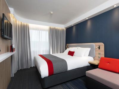 bedroom 3 - hotel holiday inn express luton airport - luton, united kingdom