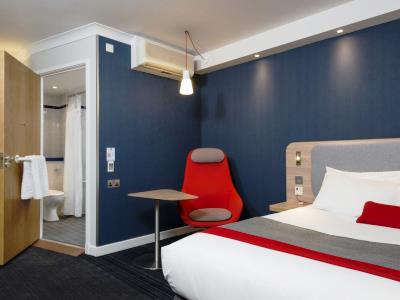 bedroom 4 - hotel holiday inn express luton airport - luton, united kingdom