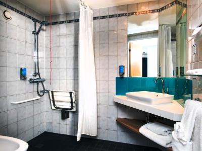 bathroom - hotel holiday inn express luton airport - luton, united kingdom