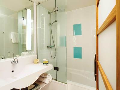 bathroom - hotel novotel manchester west - manchester, united kingdom