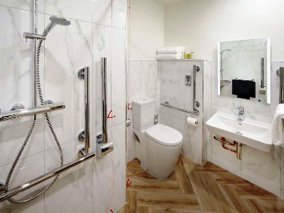 bathroom - hotel doubletree by hilton manchester airport - manchester, united kingdom