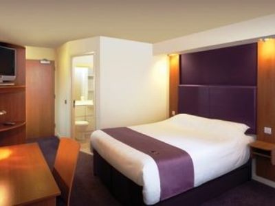 bedroom - hotel premier inn airport runger lane north - manchester, united kingdom