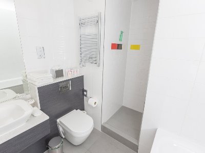 bathroom - hotel hotel football old trafford - manchester, united kingdom