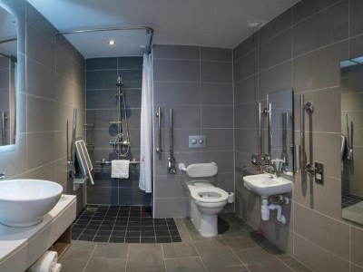 bathroom - hotel hilton garden inn emirates old trafford - manchester, united kingdom