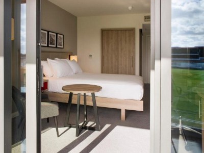 bedroom 3 - hotel hilton garden inn emirates old trafford - manchester, united kingdom