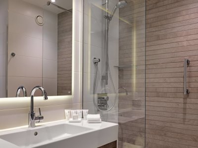 bathroom - hotel ac hotel manchester city centre - manchester, united kingdom