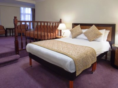 bedroom 1 - hotel britannia sachas - manchester, united kingdom