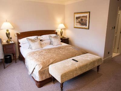 bedroom - hotel macdonald compleat angler - marlow, united kingdom