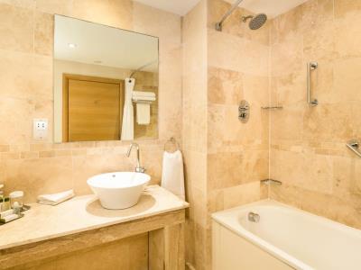 bathroom - hotel doubletree by hilton milton keynes - milton keynes, united kingdom