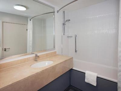 bathroom - hotel doubletree by hilton newbury north - newbury, united kingdom