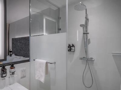 bathroom - hotel innside newcastle - newcastle u tyne, united kingdom