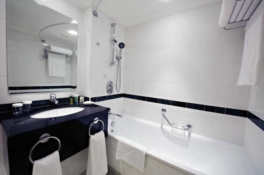 bathroom - hotel hilton newcastle gateshead - newcastle u tyne, united kingdom