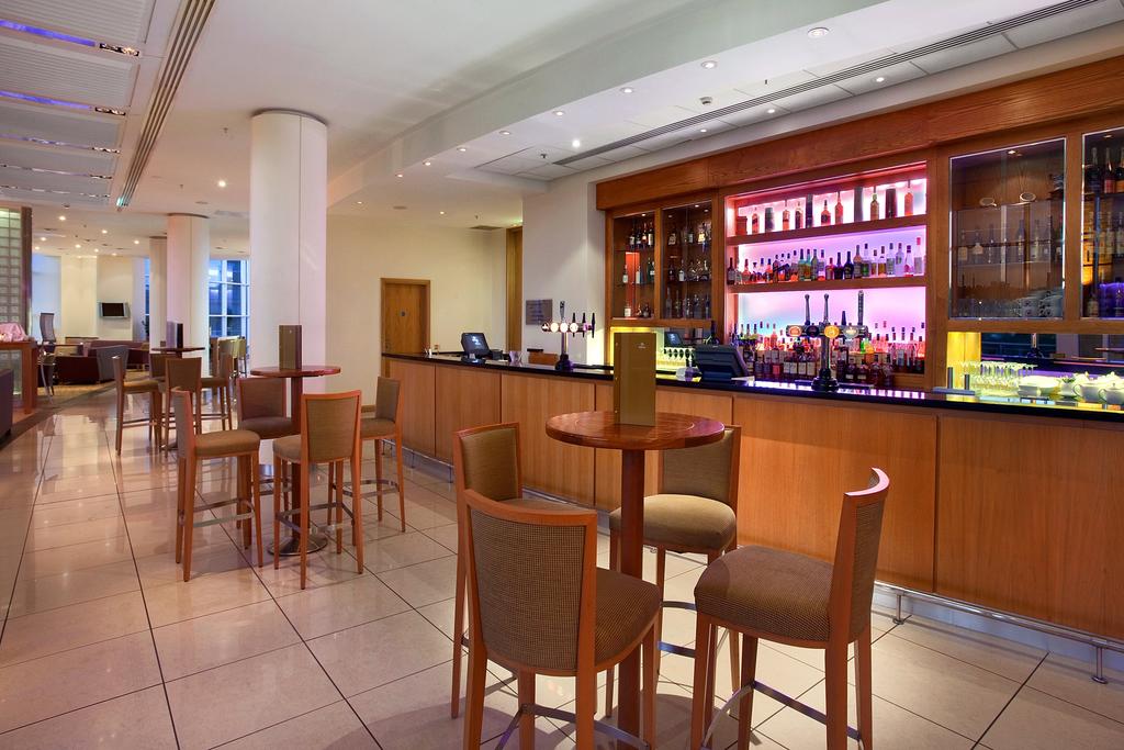 bar - hotel hilton newcastle gateshead - newcastle u tyne, united kingdom