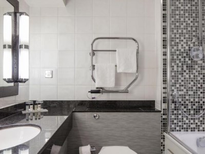 bathroom - hotel dunston hall - norwich, united kingdom