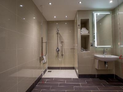 bathroom - hotel doubletree by hilton nottingham-gateway - nottingham, united kingdom