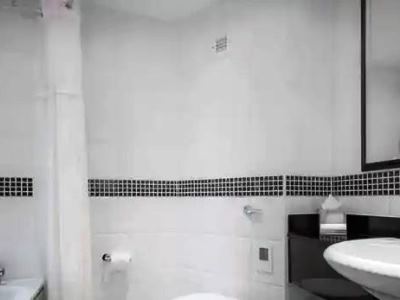 bathroom - hotel hilton nottingham - nottingham, united kingdom