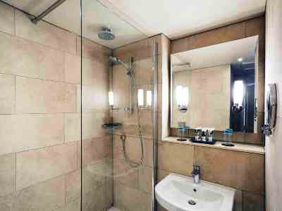 bathroom - hotel mercure eastgate - oxford, united kingdom
