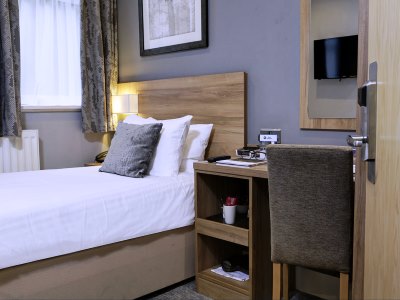 bedroom 6 - hotel linton lodge, bw signature collection - oxford, united kingdom