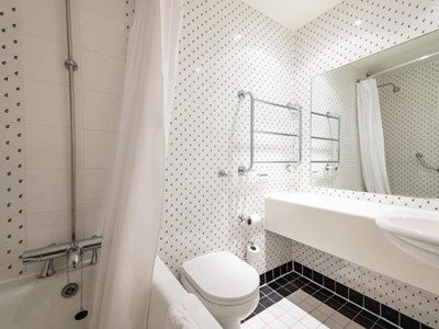 bathroom - hotel milestone peterborough,sure collection - peterborough, united kingdom