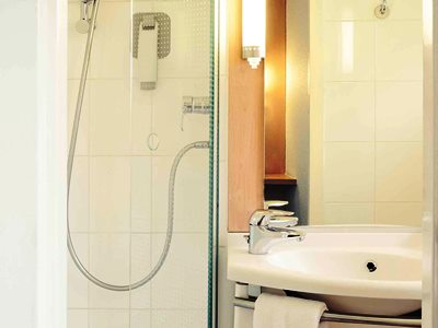 bathroom - hotel ibis portsmouth centre - portsmouth, united kingdom